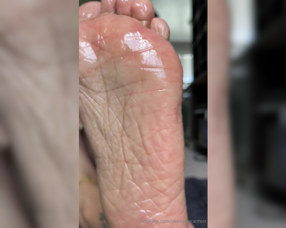 DeeDeeRican_Feet aka deedeericanfeet - 09-13-2024 OnlyFans Video - As requested Super shiny oily soles sexy tease