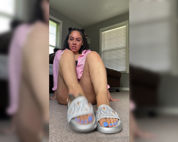 DeeDeeRican_Feet aka deedeericanfeet - 09-28-2024 OnlyFans Video - Gn As requested A very sexy shoe play in these cute sparkly MK slides