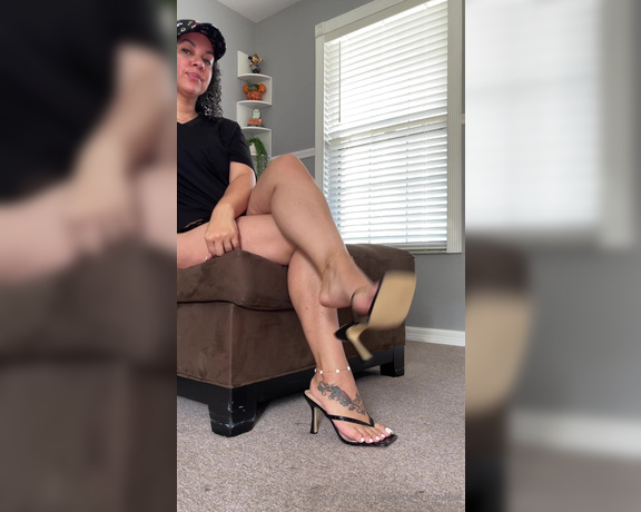 DeeDeeRican_Feet aka deedeericanfeet - 10-06-2024 OnlyFans Video - As requested In these cute thonged mules  A sexy tease