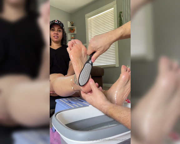 DeeDeeRican_Feet aka deedeericanfeet - 10-11-2024 OnlyFans Video - As requested Hubby exfoliating my soles