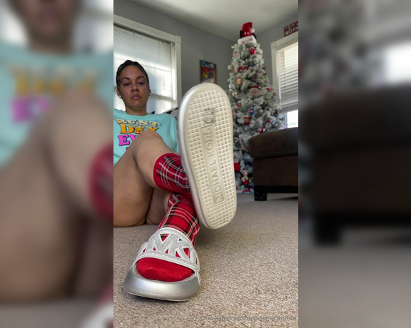 DeeDeeRican_Feet aka deedeericanfeet - 11-29-2024 OnlyFans Video - As requested Flannel socks , and my MK slides tease