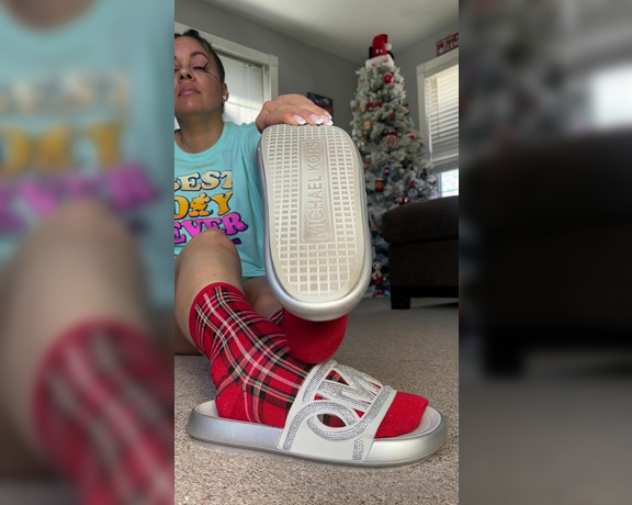 DeeDeeRican_Feet aka deedeericanfeet - 11-29-2024 OnlyFans Video - As requested Flannel socks , and my MK slides tease