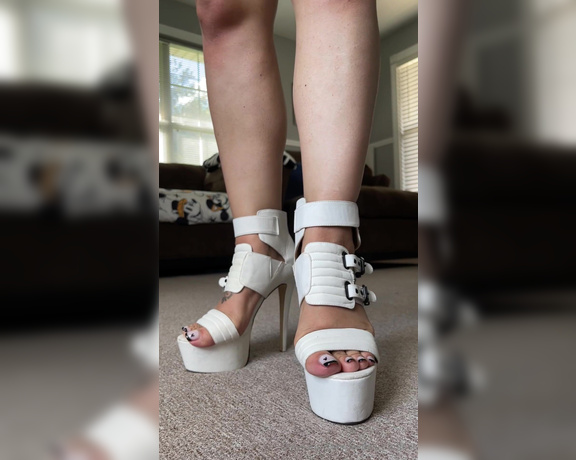 DeeDeeRican_Feet aka deedeericanfeet - 11-02-2024 OnlyFans Video - As requested In these cute old strappy heels tease till they broke on me