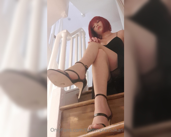 Empress Akari aka theempressakari - 05-25-2021 OnlyFans Video - My feet are aching after a long night out in stilettos