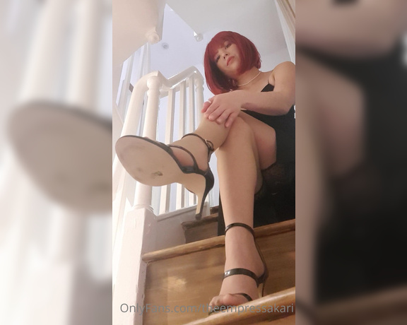 Empress Akari aka theempressakari - 05-25-2021 OnlyFans Video - My feet are aching after a long night out in stilettos