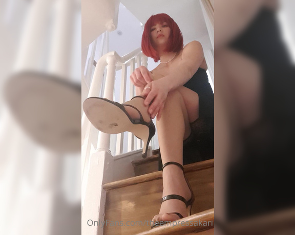 Empress Akari aka theempressakari - 05-25-2021 OnlyFans Video - My feet are aching after a long night out in stilettos