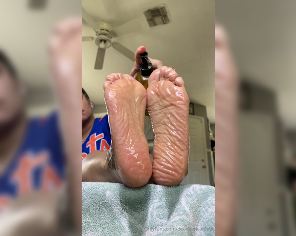 DeeDeeRican_Feet aka deedeericanfeet - 11-11-2024 OnlyFans Video - As requested Lots and lots of oiled soles