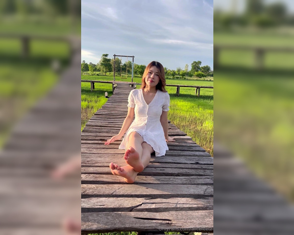 Alicefeetz aka alicefeetz - 12-25-2023 OnlyFans Video - Green and white dress fields in the evening, nice atmosphere and nice coffee