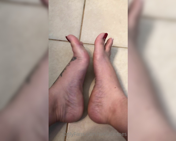 Swtlatintoes aka swtlatintoes - 12-13-2020 OnlyFans Video - Feet a lil dry this am , whos putting lotion on them