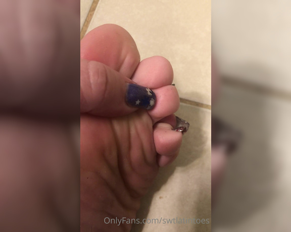 Swtlatintoes aka swtlatintoes - 12-23-2020 OnlyFans Video - I was told my feet stink , little do they know its day 2 in these