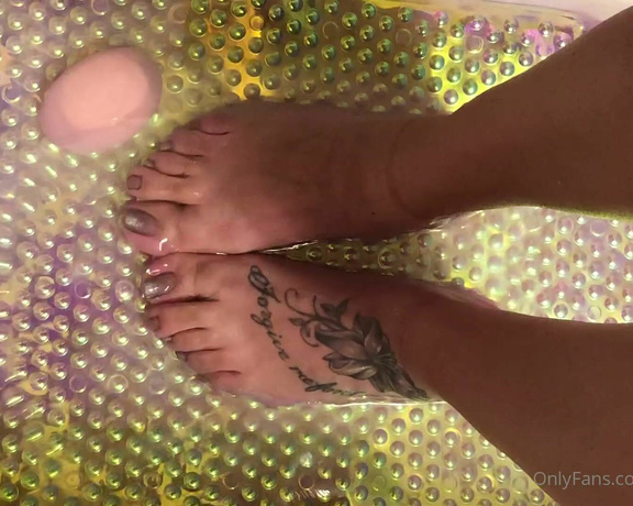 Swtlatintoes aka swtlatintoes - 01-07-2021 OnlyFans Video - My feet where so stinky today after my sock removal that they needed a lil wash