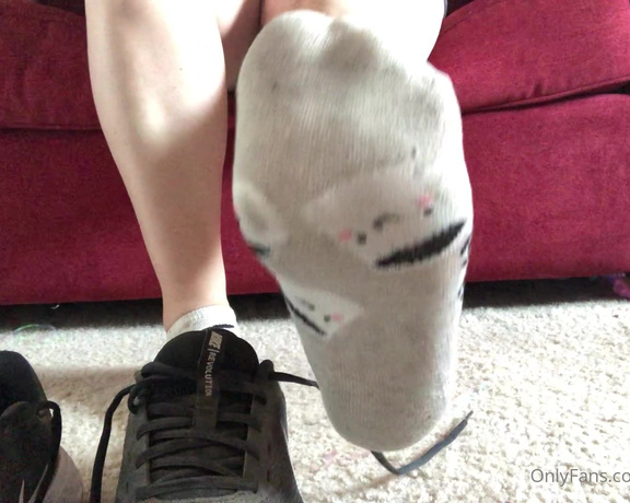 Swtlatintoes aka swtlatintoes - 04-06-2021 OnlyFans Video - Thought Id brighten your day with booty and stinky soles