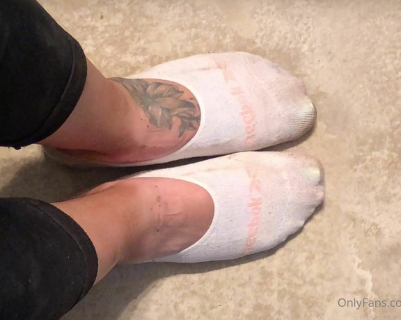 Swtlatintoes aka swtlatintoes - 05-16-2021 OnlyFans Video - My feet where so sweaty that I left a mark on the floor