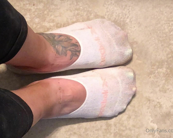 Swtlatintoes aka swtlatintoes - 05-16-2021 OnlyFans Video - My feet where so sweaty that I left a mark on the floor