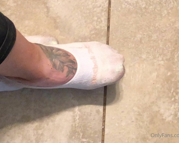 Swtlatintoes aka swtlatintoes - 05-16-2021 OnlyFans Video - My feet where so sweaty that I left a mark on the floor