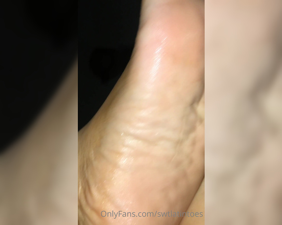 Swtlatintoes aka swtlatintoes - 10-04-2021 OnlyFans Video - You wake up to these sweaty feet , what you doing