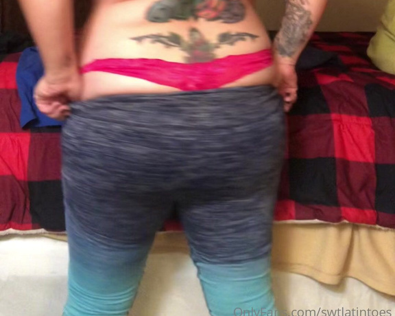 Swtlatintoes aka swtlatintoes - 11-30-2021 OnlyFans Video - The struggle of putting leggings on