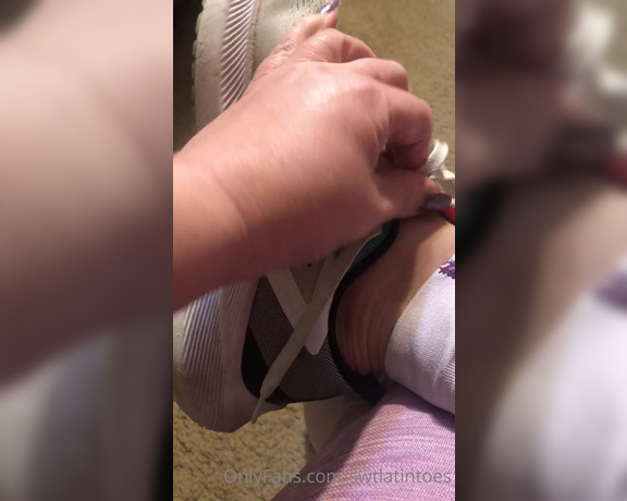 Swtlatintoes aka swtlatintoes - 01-15-2022 OnlyFans Video - Stinky Nikes , no socks Mmmm you know these feet where smelling delicious