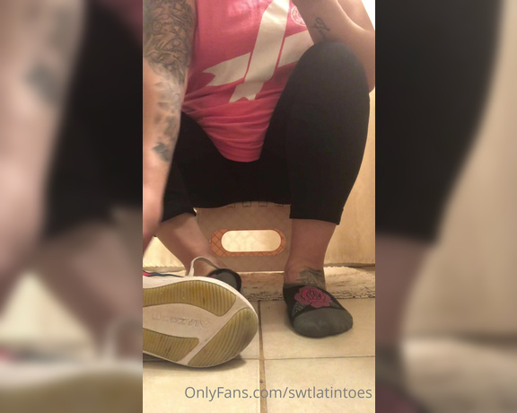 Swtlatintoes aka swtlatintoes - 01-25-2022 OnlyFans Video - Smelling like ammonia