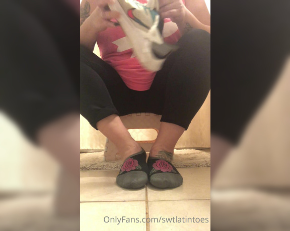 Swtlatintoes aka swtlatintoes - 01-25-2022 OnlyFans Video - Smelling like ammonia