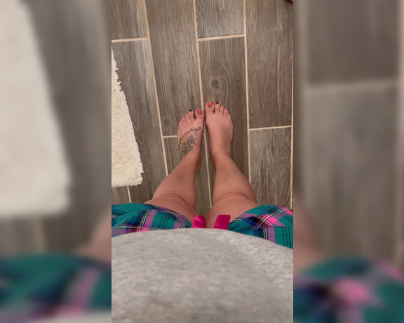 Swtlatintoes aka swtlatintoes - 10-24-2022 OnlyFans Video - Getting my Monday morning stretches in