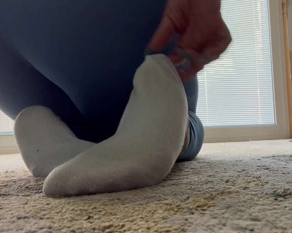 Swtlatintoes aka swtlatintoes - 05-24-2023 OnlyFans Video - Whole lotta booty and soles I attempted to do a sexy sock removal , not sure