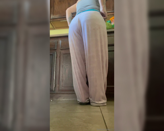 Swtlatintoes aka swtlatintoes - 11-13-2024 OnlyFans Video - Still in my pjs How yummy does this hump look This booty and soles