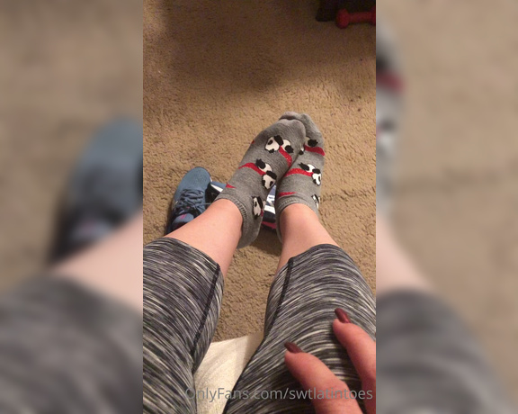 Swtlatintoes aka swtlatintoes - 07-27-2020 OnlyFans Video - Who likes my stinky feet_9m0t