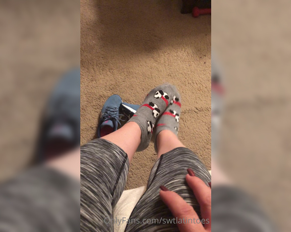 Swtlatintoes aka swtlatintoes - 07-27-2020 OnlyFans Video - Who likes my stinky feet_9m0t