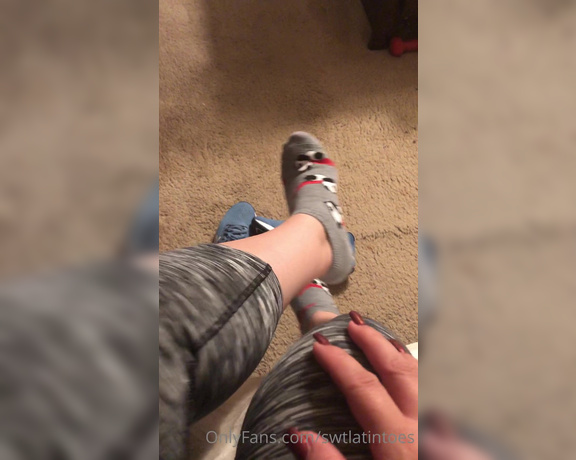 Swtlatintoes aka swtlatintoes - 07-27-2020 OnlyFans Video - Who likes my stinky feet_9m0t