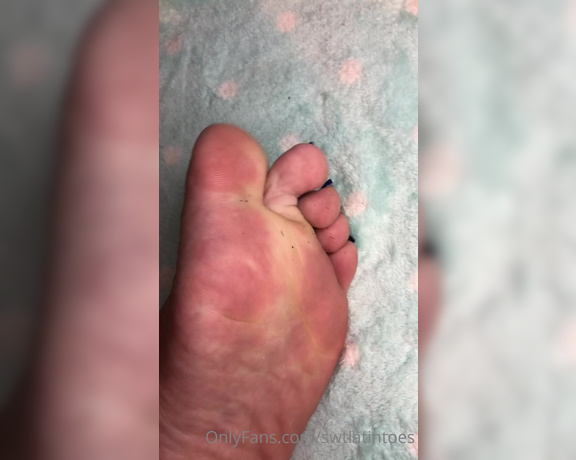 Swtlatintoes aka swtlatintoes - 09-27-2020 OnlyFans Video - Sandals smell like chips , so you know these feet smell yummy