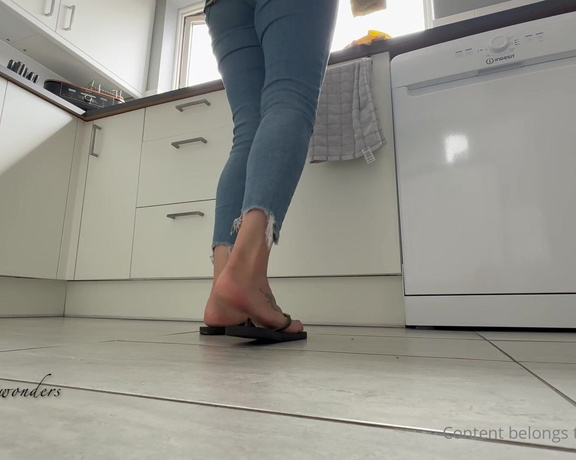 Feetwonders aka feetwonders - 08-12-2024 OnlyFans Video - Whilst I wash up you lay on the floor and perv on my soles