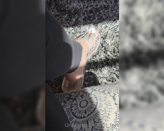 Mistress Trina aka trins_feet - 06-23-2022 OnlyFans Video - You see me in the therapists waiting room with my toes out, what are you doing