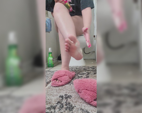 Mistress Trina aka trins_feet - 07-19-2022 OnlyFans Video - Watch me lotion my feet after I got out of the shower