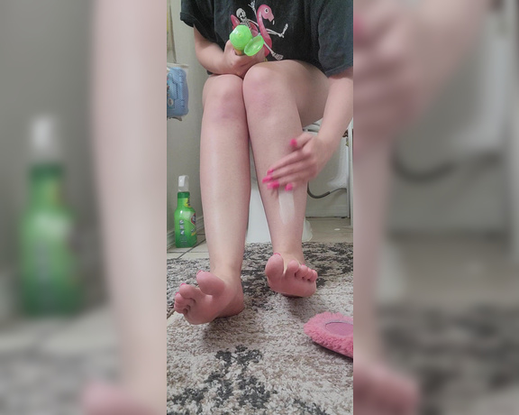 Mistress Trina aka trins_feet - 07-19-2022 OnlyFans Video - Watch me lotion my feet after I got out of the shower