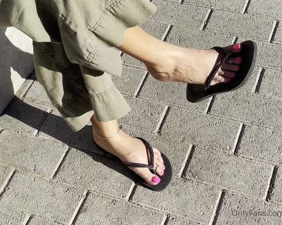 Ms Pretty Feet aka msprettyfeet_ - 01-14-2021 OnlyFans Video - Public park flip flop dangle with these perfect pink toes, I know youd be watching