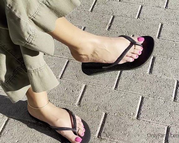 Ms Pretty Feet aka msprettyfeet_ - 01-14-2021 OnlyFans Video - Public park flip flop dangle with these perfect pink toes, I know youd be watching