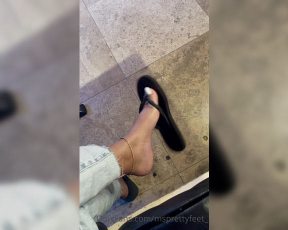 Ms Pretty Feet aka msprettyfeet_ - 03-04-2021 OnlyFans Video - Flip flop play  lunch in this restaurant, these old ladies were starring at me