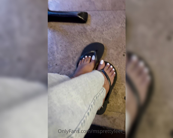 Ms Pretty Feet aka msprettyfeet_ - 03-04-2021 OnlyFans Video - Flip flop play  lunch in this restaurant, these old ladies were starring at me