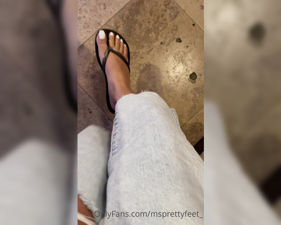 Ms Pretty Feet aka msprettyfeet_ - 03-04-2021 OnlyFans Video - Flip flop play  lunch in this restaurant, these old ladies were starring at me