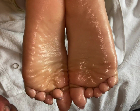 Ms Pretty Feet aka msprettyfeet_ - 04-12-2021 OnlyFans Video - Happy Sole Sunday  Watch him bust on my pretty soles skeetonfeet