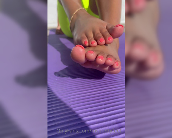 Ms Pretty Feet aka msprettyfeet_ - 05-06-2021 OnlyFans Video - Relaxing and warming up my toes before Yoga