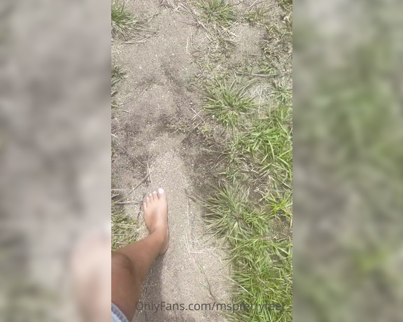 Ms Pretty Feet aka msprettyfeet_ - 05-18-2023 OnlyFans Video - Barefoot through the jungle