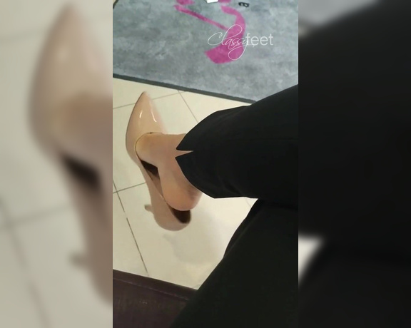 ClassyFeet Sofia aka classyfeet - 06-21-2019 OnlyFans Video - super sweaty feet and shoeplay at the hairdresser