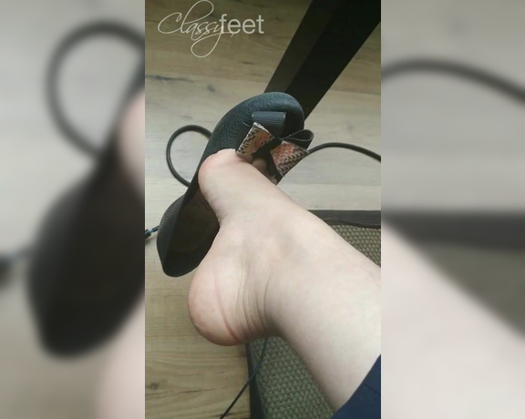 ClassyFeet Sofia aka classyfeet - 07-04-2019 OnlyFans Video - shoeplay at the office, whats that smell