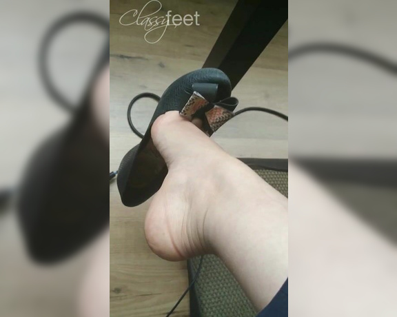 ClassyFeet Sofia aka classyfeet - 07-04-2019 OnlyFans Video - shoeplay at the office, whats that smell