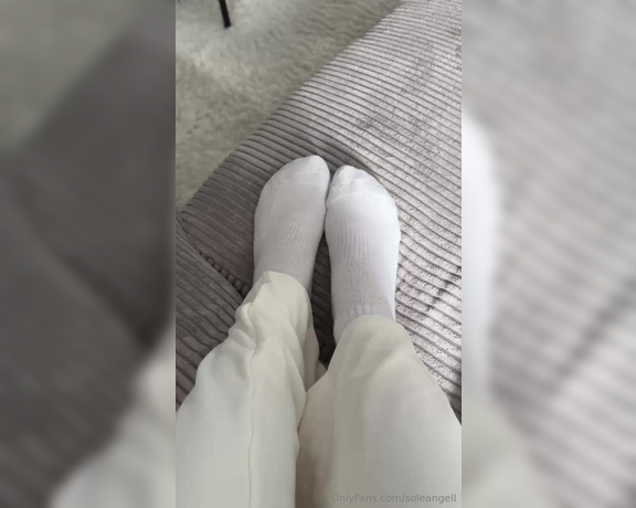 Sole Angel aka soleangell - 09-25-2024 OnlyFans Video - who wants to remove my sock and massage my feet