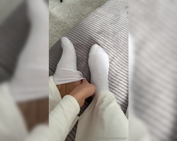 Sole Angel aka soleangell - 09-25-2024 OnlyFans Video - who wants to remove my sock and massage my feet