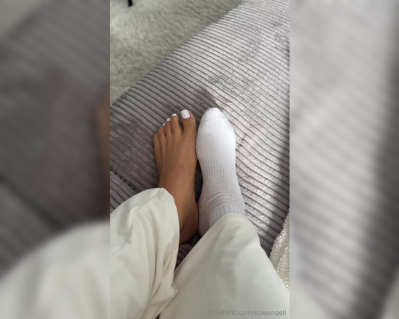 Sole Angel aka soleangell - 09-25-2024 OnlyFans Video - who wants to remove my sock and massage my feet