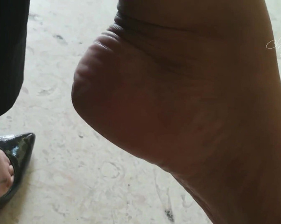 ClassyFeet Sofia aka classyfeet - 06-25-2019 OnlyFans Video - lawyer footqueen dangling in public at the court